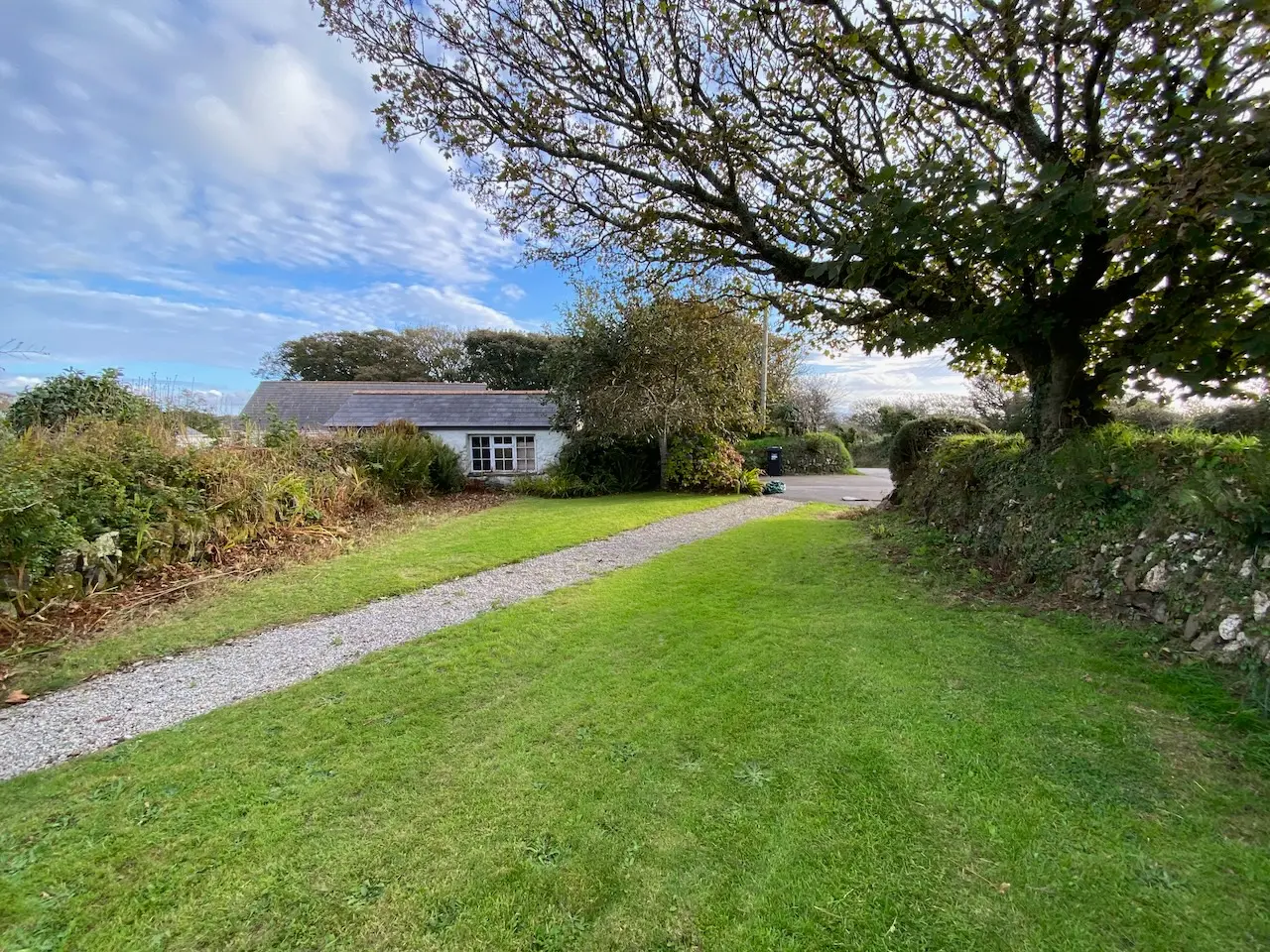 Garden with freshly cut hedges and a neat lawn